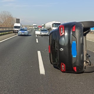 Auto si ribalta, traffico paralizzato sulla tangenziale sud