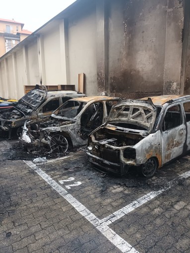 auto bruciate dalle fiamme