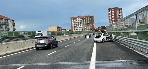 Auto esce di strada e sbatte sul guard-rail sulla sopraelevata di Moncalieri: nessun ferito, disagi al traffico