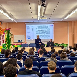 incontro tra polizia e ragazzi in un'aula magna