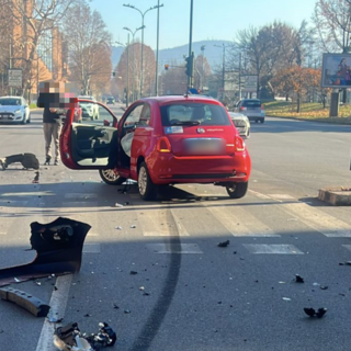 Scontro tra auto e ambulanza in corso Vittorio: nell'impatto il mezzo di soccorso si ribalta