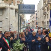 cerimonia pubblica con persone in spazio aperto