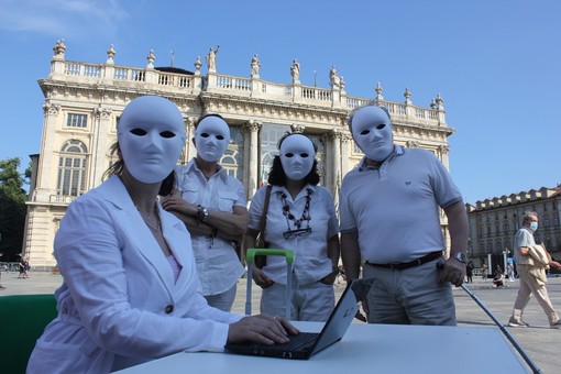 A Torino esplode la protesta degli insegnanti precari: “Noi fantasmi con il trolley in mano, stabilizzateci” [VIDEO e FOTO]