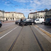 Scontro tra auto e moto in piazza Vittorio, disagi al traffico: 13 bloccato