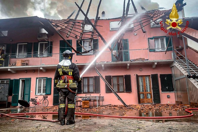 A fuoco uno stabile di due piani a Caluso: pompieri al lavoro fino alla tarda serata