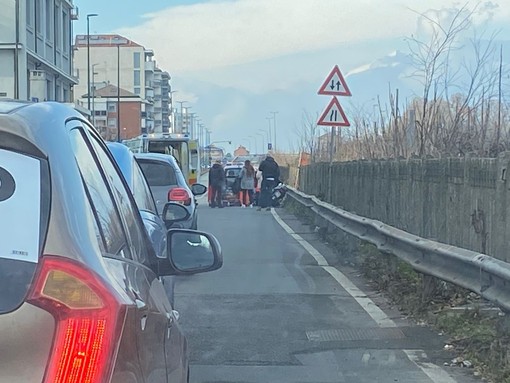 Scontro tra auto e moto in via Tirreno: un ferito trasportato in ospedale