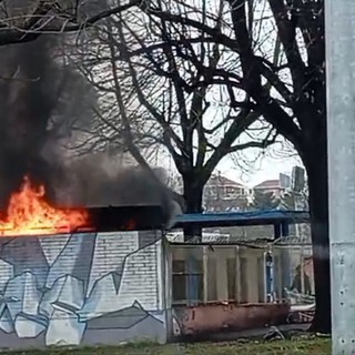 Prende fuoco la piscina Sempione: attimi di panico in Barriera di Milano