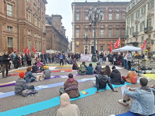 Flash mob in piazza Carignano contro i CPR: &quot;Buco nero nel cuore della democrazia&quot; [FOTO]