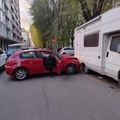 Auto va a schiantarsi contro un camper: momenti di paura