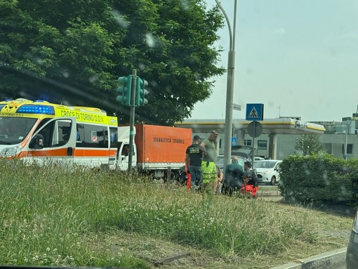 Incidente nei pressi del Museo dell'Automobile, sul posto ambulanza e soccorsi