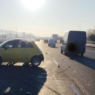 Incidente sulla sopraelevata di Moncalieri: il rimorchio di un trattore rovescia kg di verdura sulla carreggiata