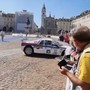 Lancia 037 va a sbattere contro le transenne di piazza San Carlo: 12 persone coinvolte