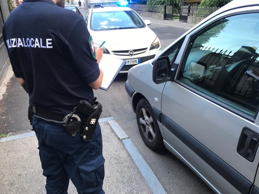 Nichelino, rubano una vettura e poi vanno a schiantarsi contro la rotatoria di via Cuneo