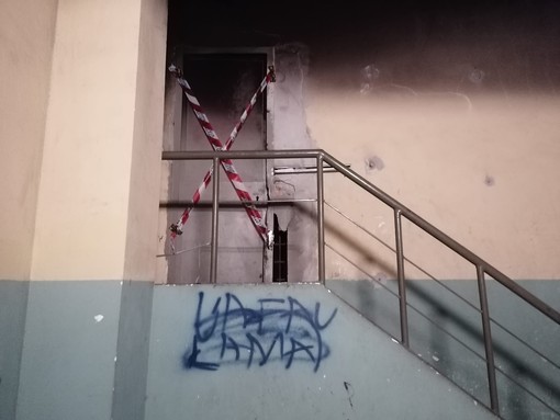 Incendio nella casa del custode occupata abusivamente ad Aurora: spente le fiamme e posti i sigilli