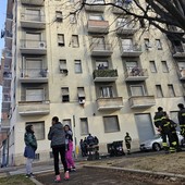 casa incendiata con vigili del fuoco