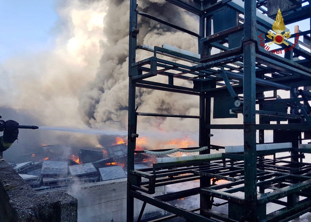 Incendio a Settimo Torinese, fiamme altissime: la colonna di fumo visibile  da chilometri [FOTO] - Torino Oggi