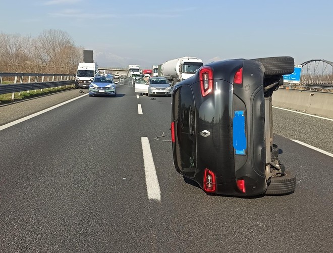 Auto si ribalta, traffico paralizzato sulla tangenziale sud