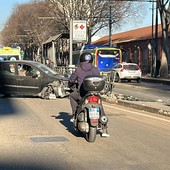 Va a sbattere contro la base della pensilina del 4: traffico bloccato