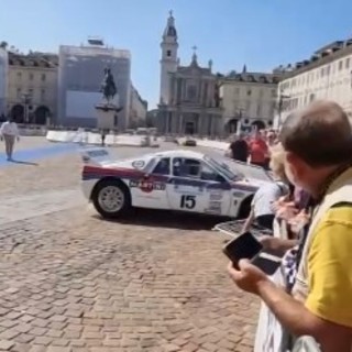 Lancia 037 va a sbattere contro le transenne di piazza San Carlo: 12 persone coinvolte