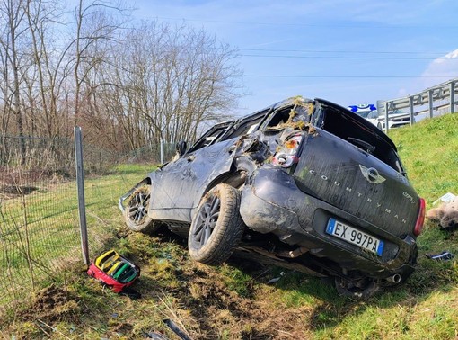 Incidente sulla bretella Ivrea - Santhià: auto scavalca il guard rail e finisce tra i prati