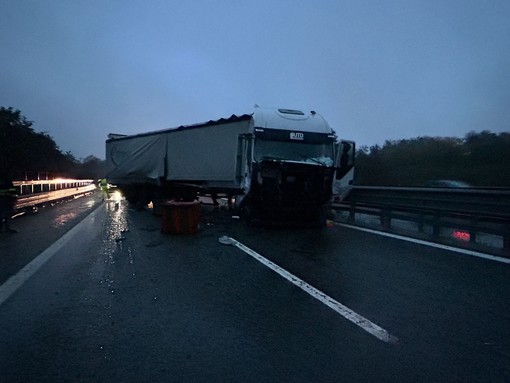 Autoarticolato sbanda sulla A5 Torino-Aosta: traffico in tilt e uscita obbligatoria a San Giorgio