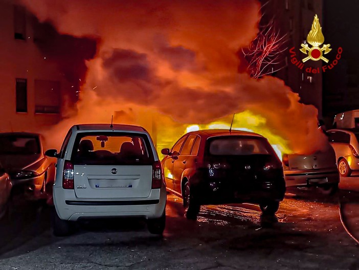 Maxi incendio di auto in Regio Parco: a fuoco sette mezzi. Atc: &quot;Situazione preoccupante&quot;  [FOTO E VIDEO]