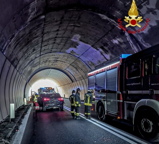 Strambinello, brutto incidente dentro la galleria Quagliuzzo: tre auto coinvolte