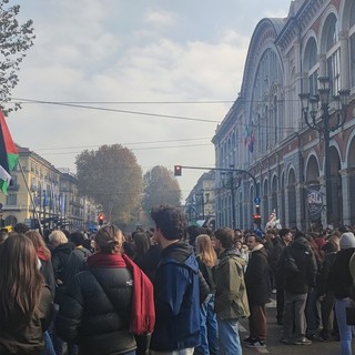 Tensioni tra polizia e Pro Pal dopo il corteo dei sindacati: scontri a Porta Nuova