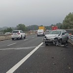 Perde il controllo dell'auto e va a sbattere contro il guard rail: traffico in tilt sulla tangenziale