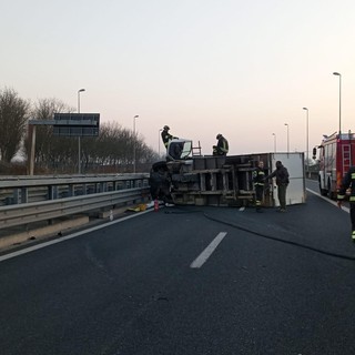 Mezzo pesante si ribalta sul raccordo Torino-Pinerolo: traffico paralizzato