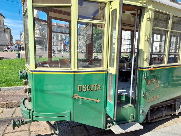 tram storico in piazza Carlina