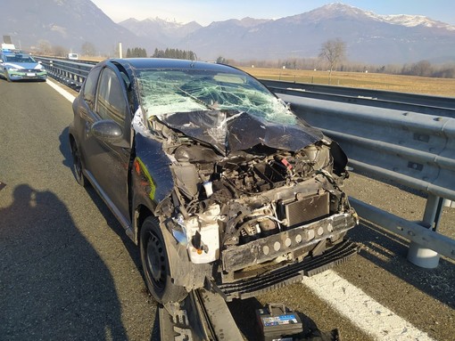 Incidente sulla autostrada A5: auto ne esce distrutta, due i feriti