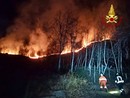 Grosso incendio boschivo al confine tra Biellese e Torinese: notte di lavoro per vigili del fuoco e Aib [FOTO E VIDEO]