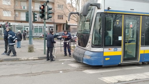 Donna investita dal tram 4 in corso Unione Sovietica: sospeso il traffico sui binari