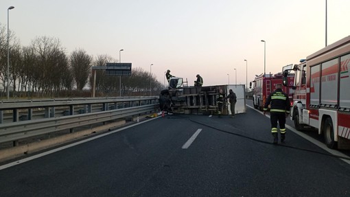 Mezzo pesante si ribalta sul raccordo Torino-Pinerolo: traffico paralizzato