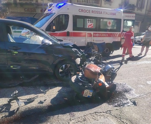 Grave scontro tra moto e auto in via Palestrina: ferito il motociclista