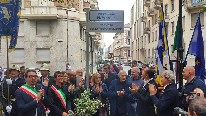 cerimonia pubblica con persone in spazio aperto