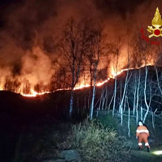 Grosso incendio boschivo al confine tra Biellese e Torinese: notte di lavoro per vigili del fuoco e Aib [FOTO E VIDEO]