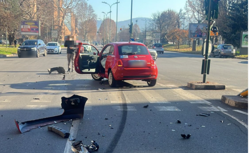 Scontro tra auto e ambulanza in corso Vittorio: nell'impatto il mezzo di soccorso si ribalta