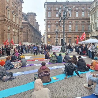 Flash mob in piazza Carignano contro i CPR: &quot;Buco nero nel cuore della democrazia&quot; [FOTO]