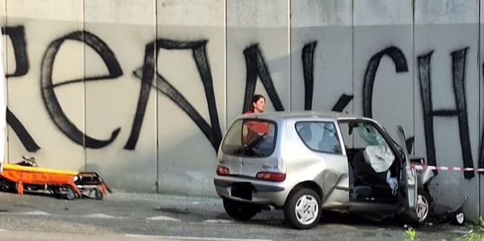 Moncalieri, va a sbattere contro il muro del parcheggio multipiano: 23enne grave al Cto