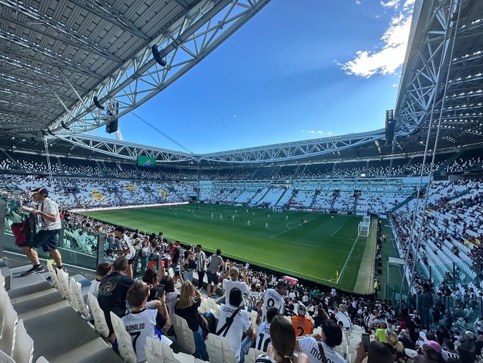 Allianz stadium di Torino con tifosi