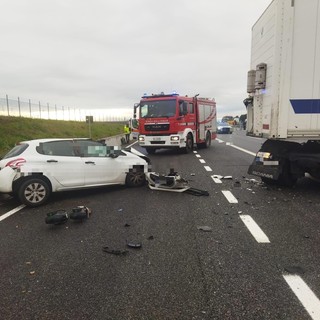 Scontro tra un’auto e un autoarticolato sulla A6 Torino-Savona: muore un 47enne torinese