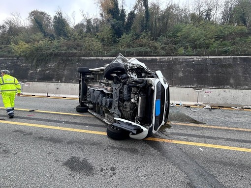 Perde il controllo del furgone che si ribalta lungo la bretella Ivrea-Santhia