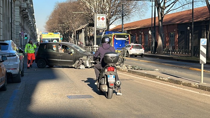 Va a sbattere contro la base della pensilina del 4: traffico bloccato