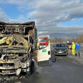 Mezzo pesante a fuoco allo svincolo per la bretella Ivrea-Santhia: traffico paralizzato sulla A5