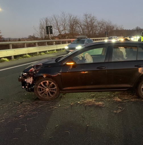 Auto sbanda e urta il guard rail della carreggiata opposta: due feriti