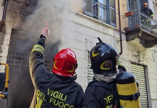 Negozio dismesso va in fiamme: due persone intossicate