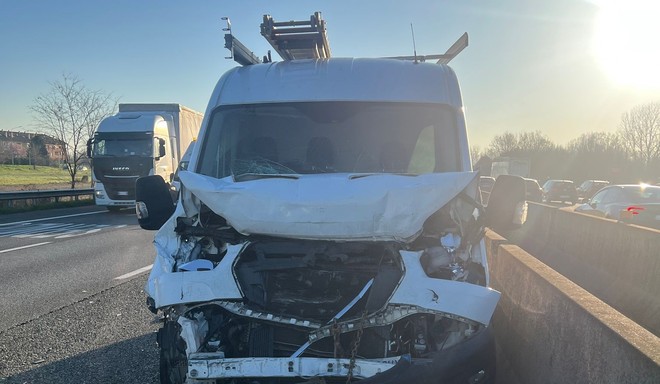 Traffico in tilt e tangenziale bloccata per uno scontro che ha coinvolto un'auto e due furgoni