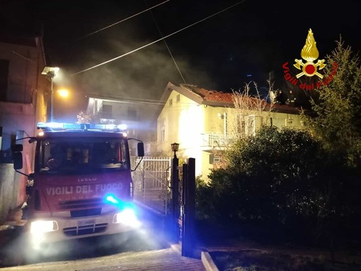 vigili del fuoco in azione per spegnere un incendio